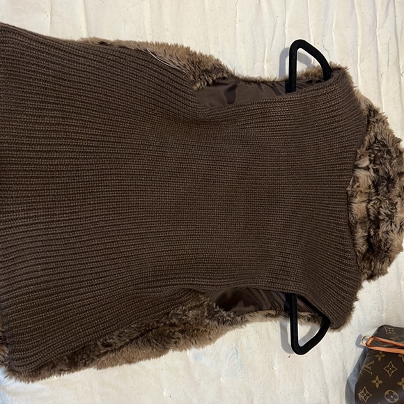 Faux fur vest sz medium - Picture 3 of 3
